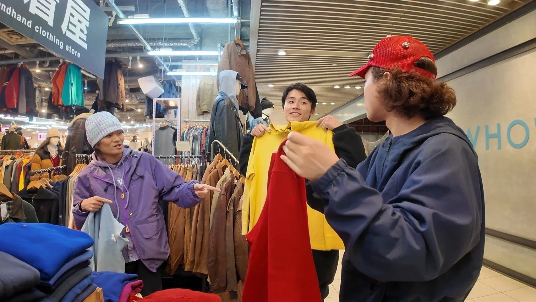 古着屋で服を選ぶ男性たち