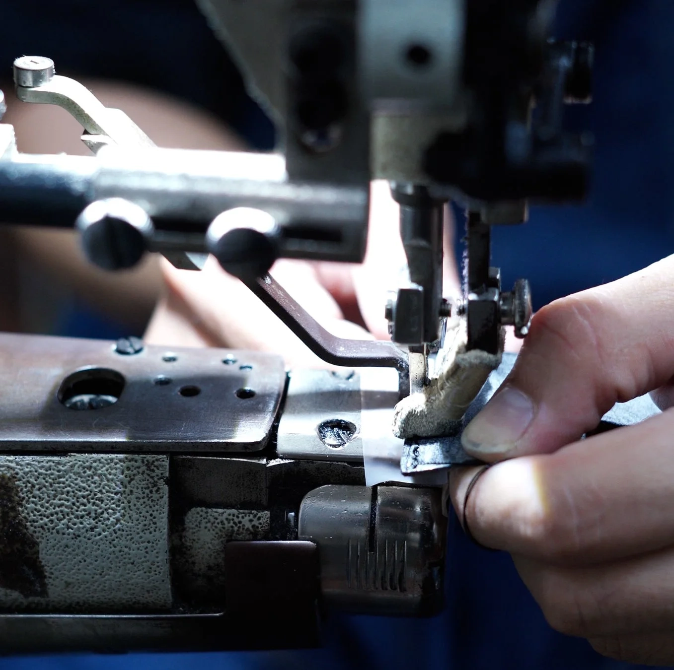 工業用ミシンで布地を縫い合わせている様子
