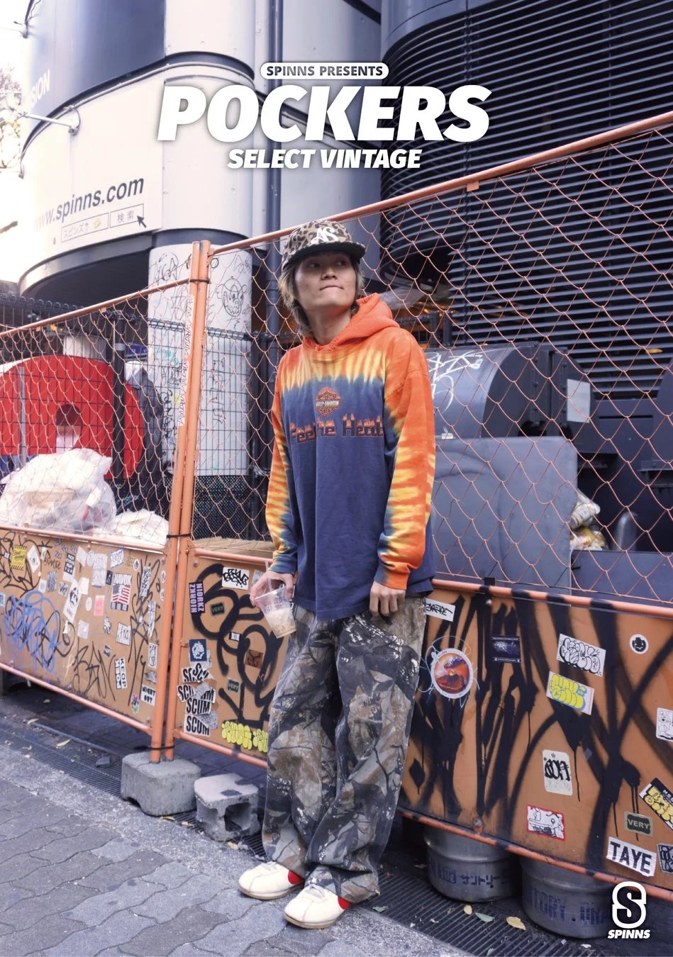 工事現場フェンスそばに立つ男性