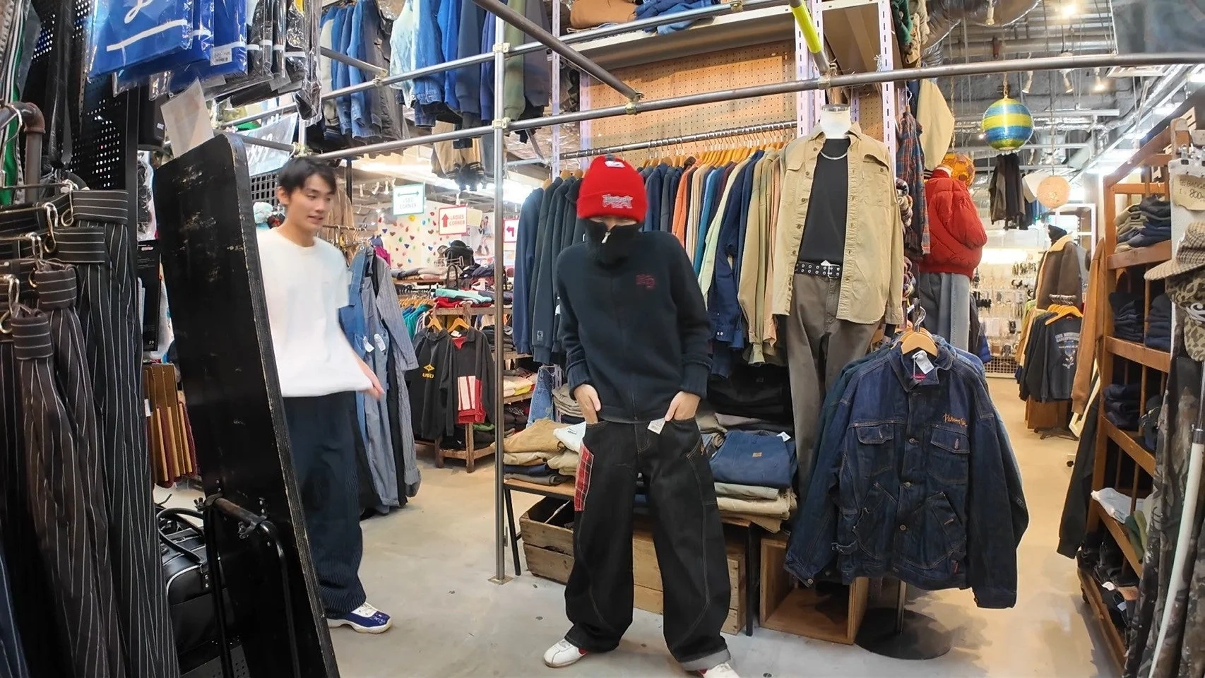 古着屋で服を見ている若者たち