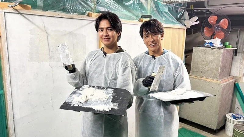 左官道具を手に笑顔の片寄涼太さんと大橋大記さん