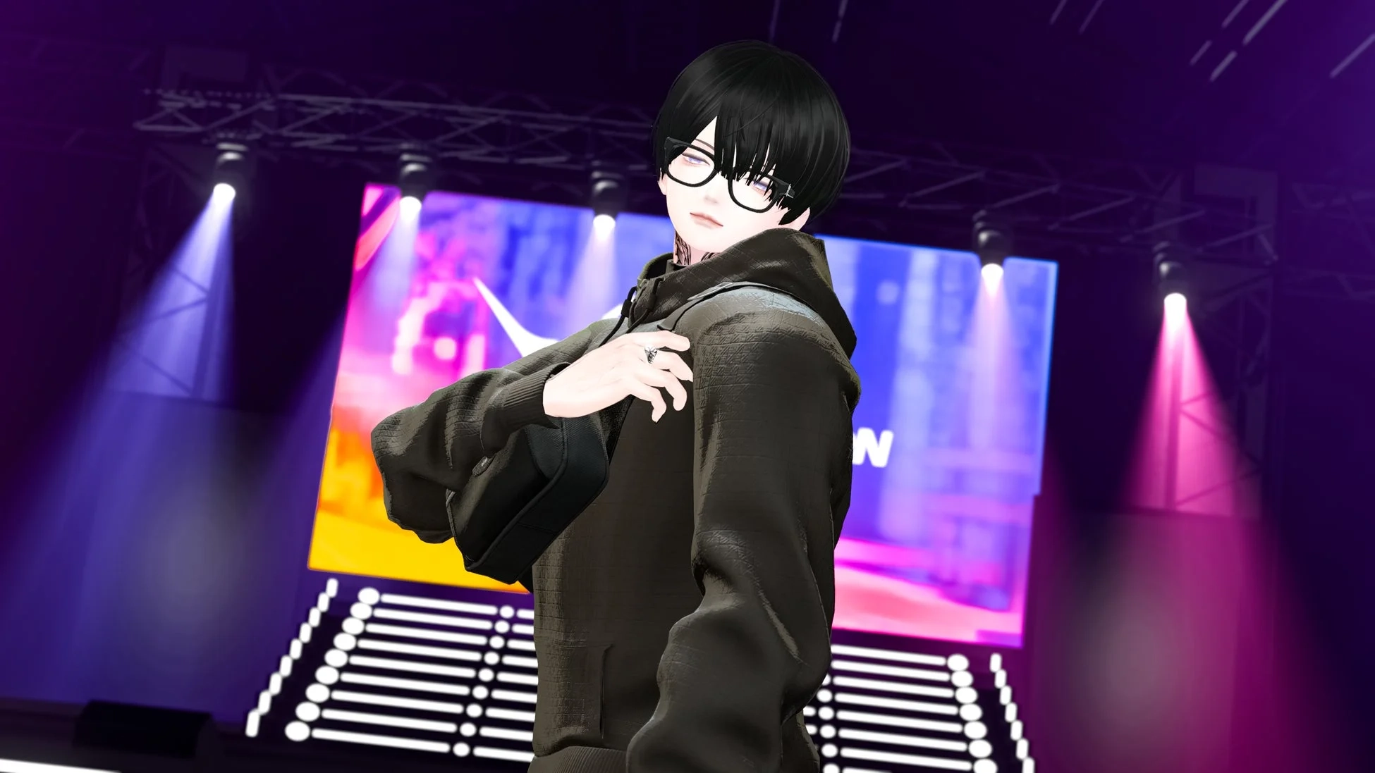 黒髪メガネの男性バーチャルキャラクターが、ライトアップされたステージ上に立っています。