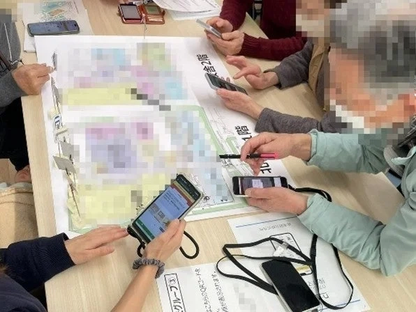 スマートフォンで学習する人々