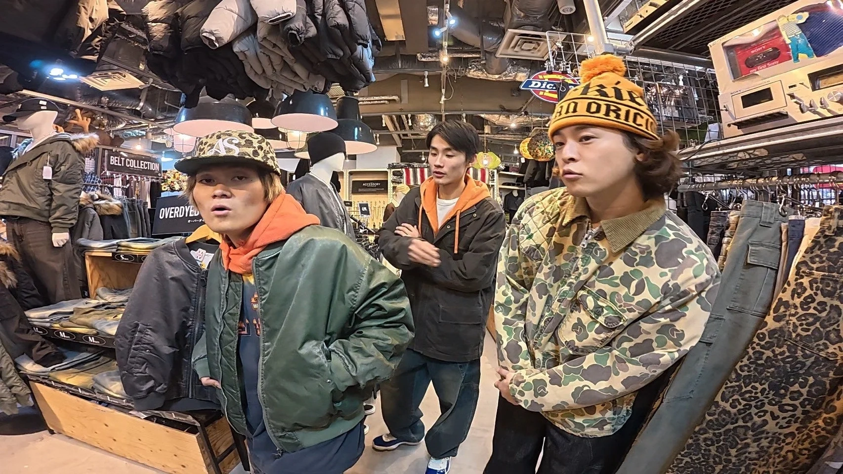 服を見ている男性たち