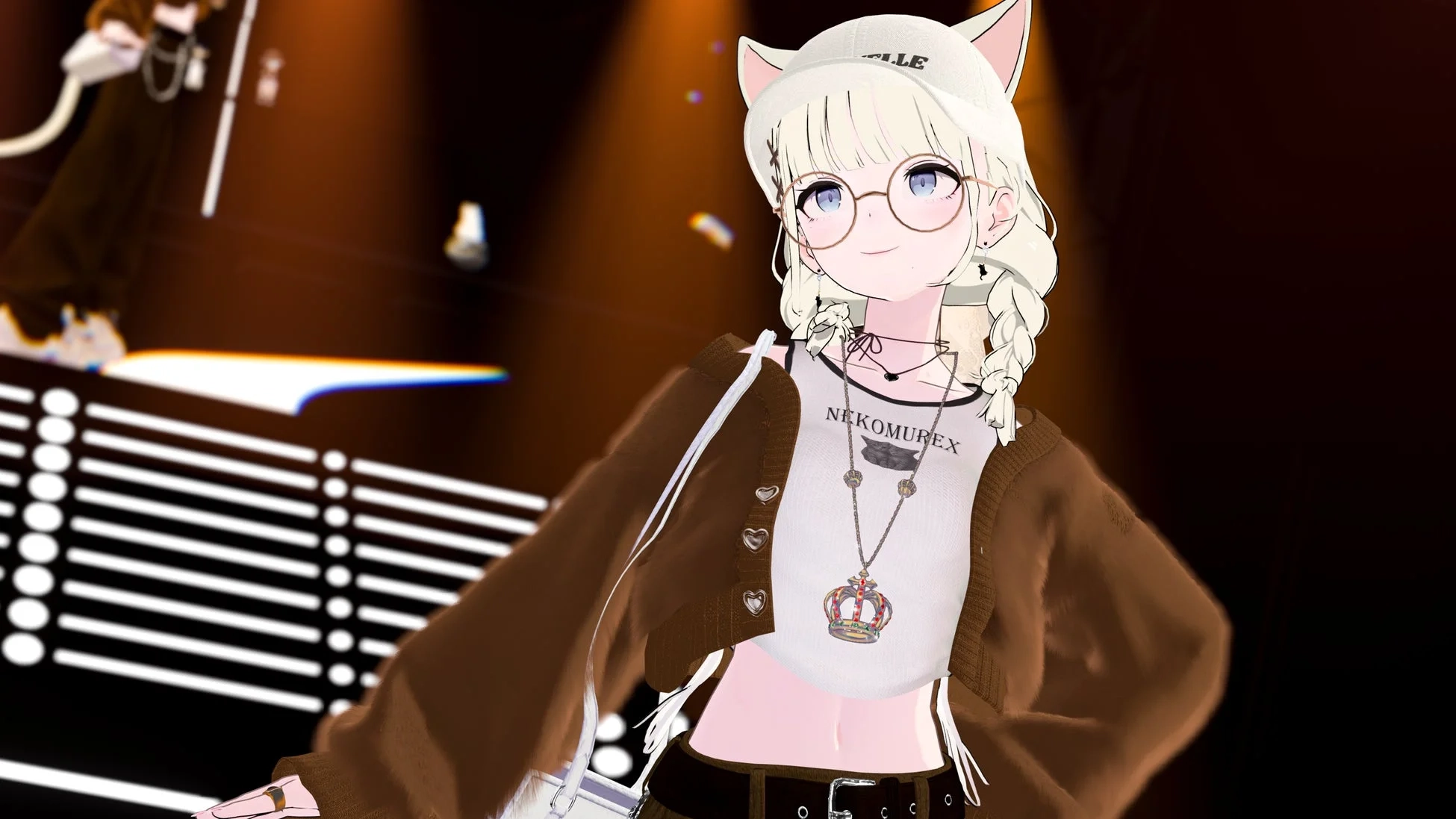 猫耳キャップと眼鏡をかけた金髪のバーチャルキャラクターが、クロップトップとカーディガンを着用し、ステージのような場所でポーズをとっています。