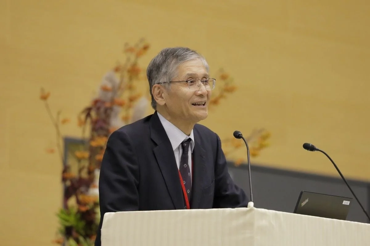 壇上で講演している男性の姿