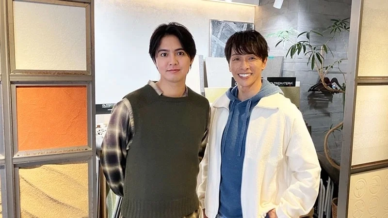 左官の世界を体験する片寄涼太さんと大橋大記さん