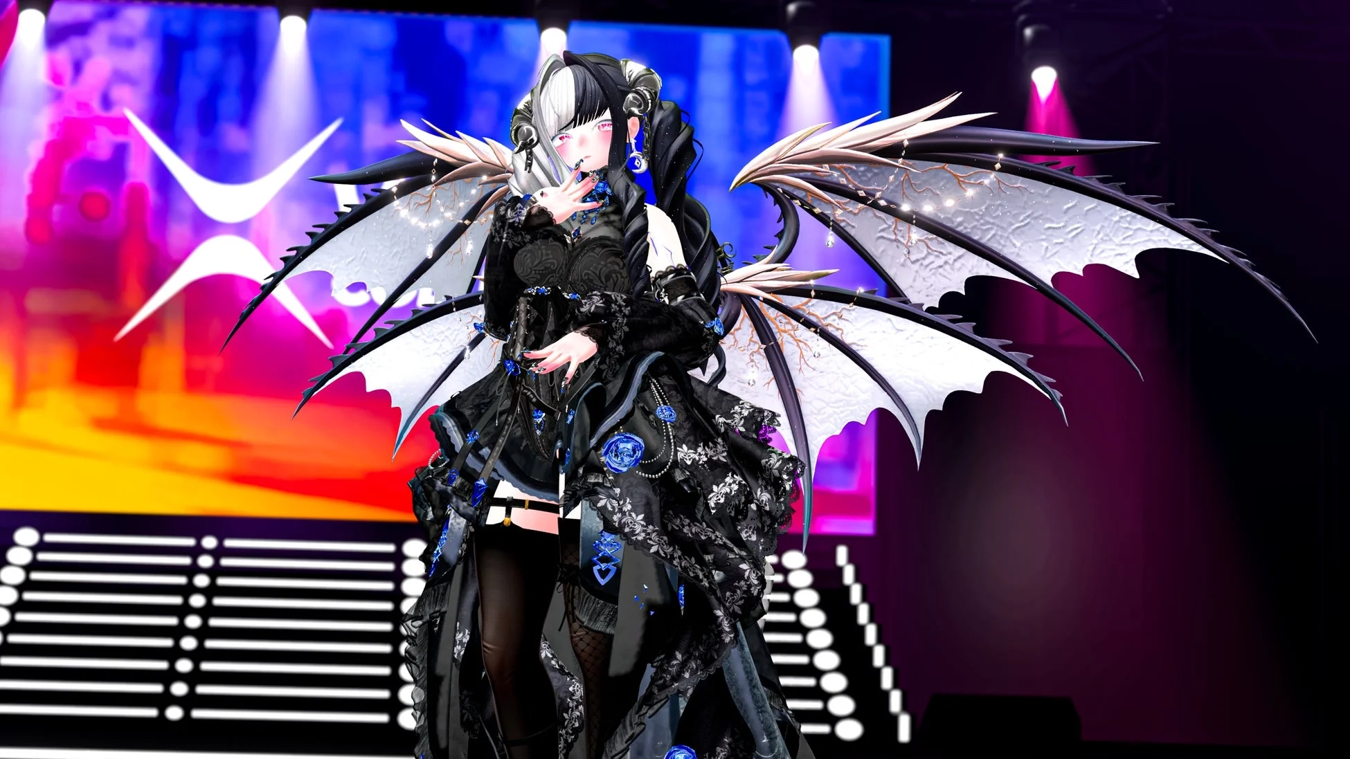ゴシックな黒いドレスと大きな翼をまとったバーチャルアイドル風のキャラクターがステージに立っています。