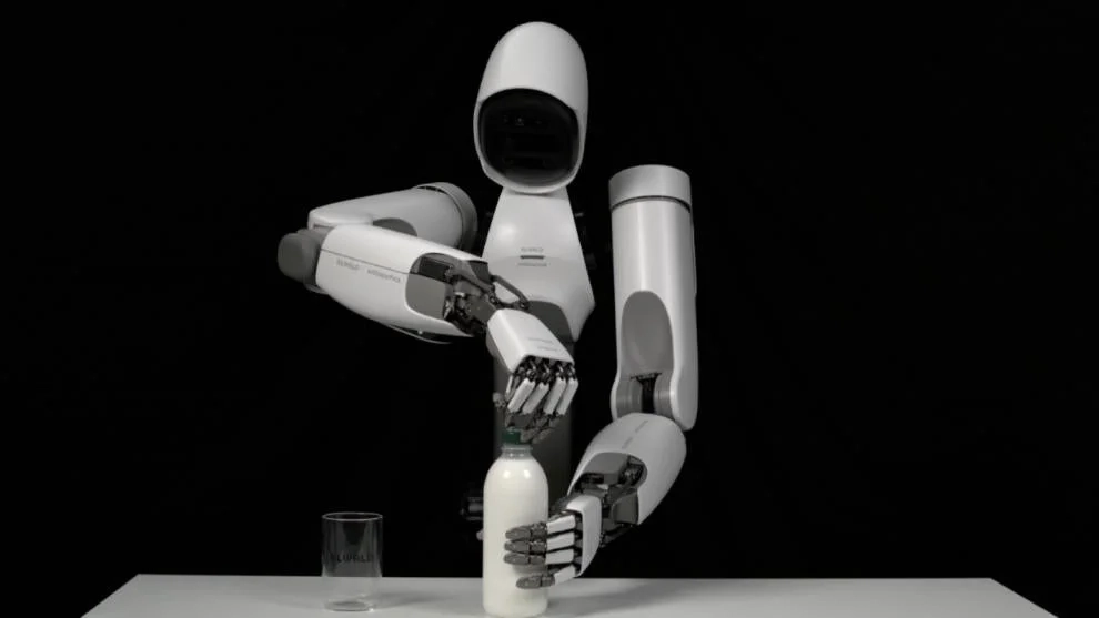 ロボットが液体を注ぐ様子