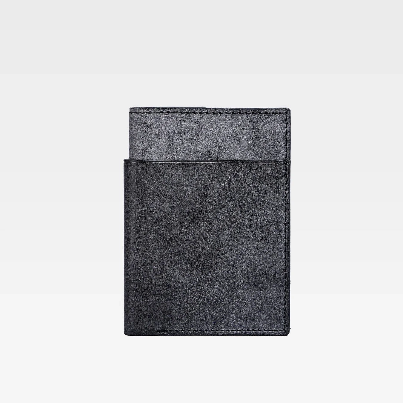 白い背景に置かれた黒い革製の財布またはカードケース