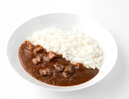 シンプルながらも食欲をそそるカレーライス
