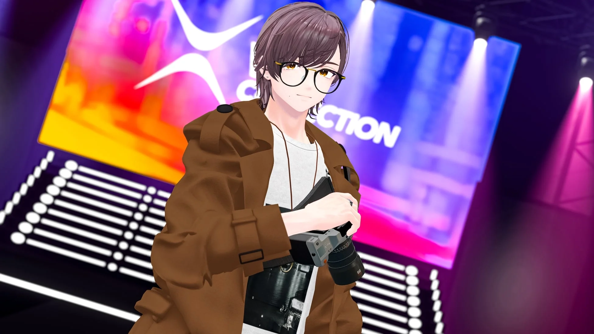 眼鏡をかけたアニメ風の男性キャラクターが、ブラウンのトレンチコートを着てカメラを構えている。