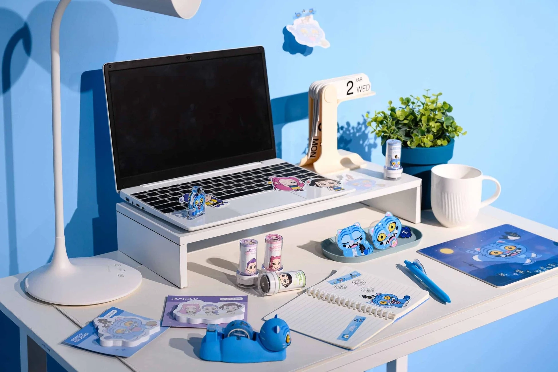 K-POPキャラクターグッズが並ぶデスク