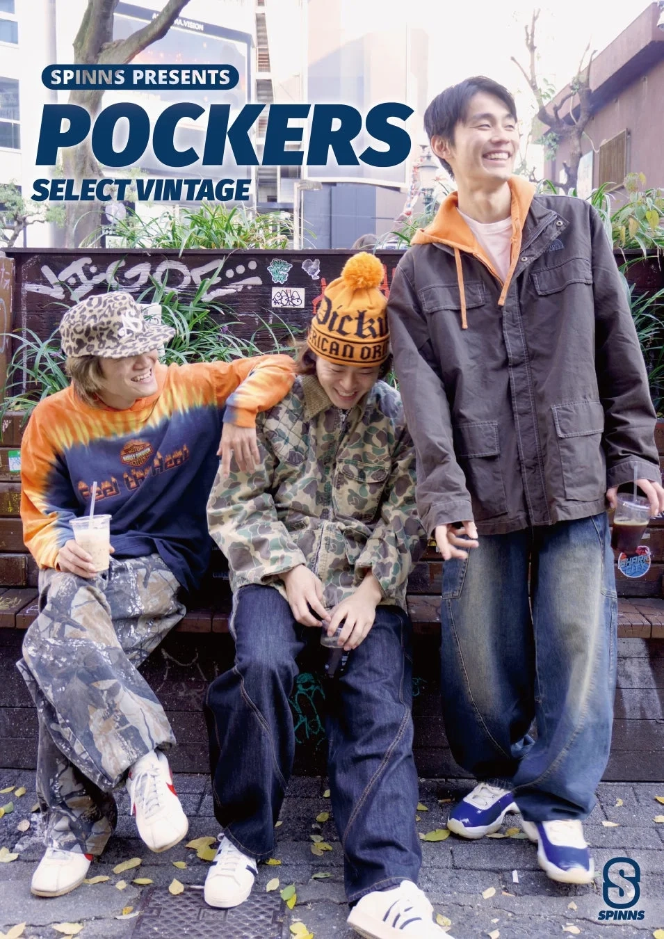 屋外のベンチで談笑する3人